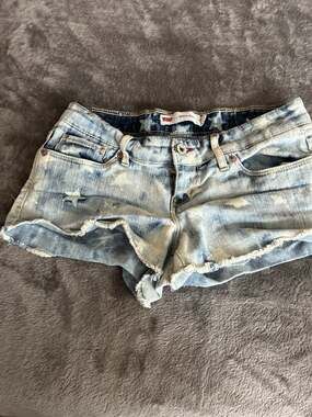 Levi’s shorts size 3 cute with stars